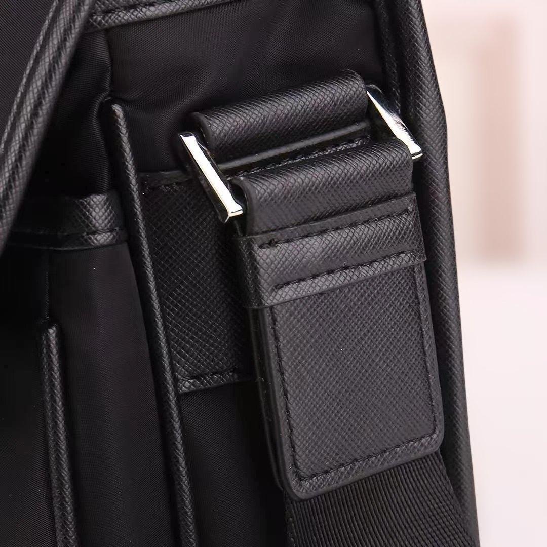 Re-Nylon ブラック メッセンジャーバッグ 2VD034