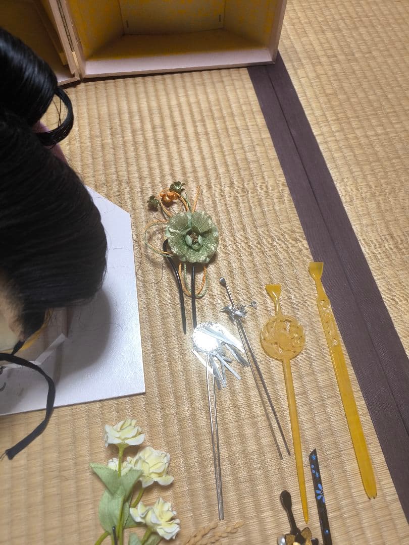 日本髪かつら ＆ かんざし飾りセット（収納箱付き）