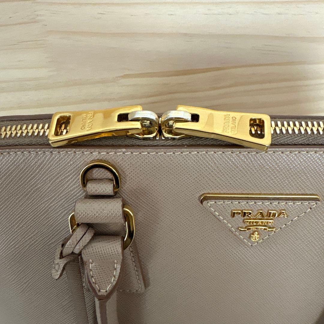 PRADA ベージュ ショルダーバッグ