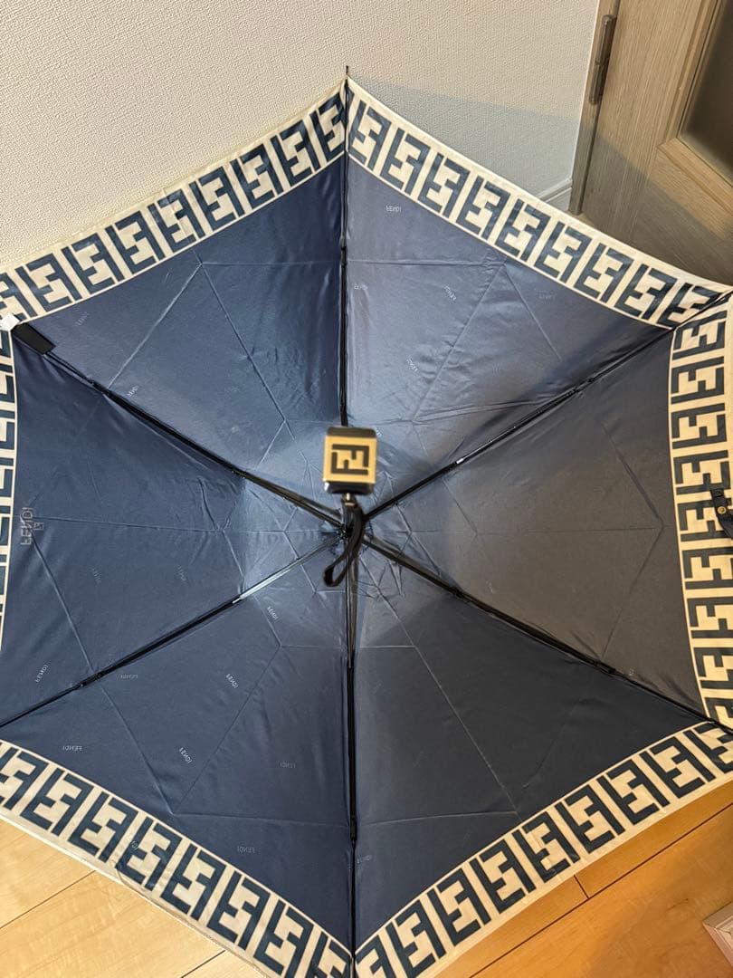 新品未使用 FENDI 折り畳み傘 ズッカ柄 ネイビー 高級 雨具 フェンディ