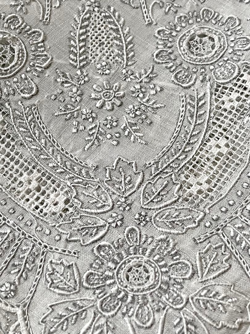 未使用　汕頭　SWATOW 刺繍ハンカチ　ゴージャス　ホワイト　全面刺繍　花模様