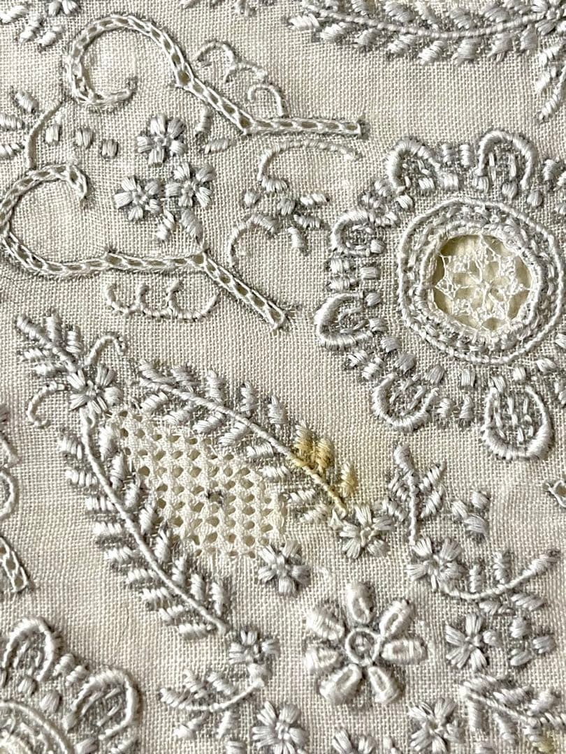 未使用　汕頭　SWATOW 刺繍ハンカチ　ゴージャス　ホワイト　全面刺繍　花模様