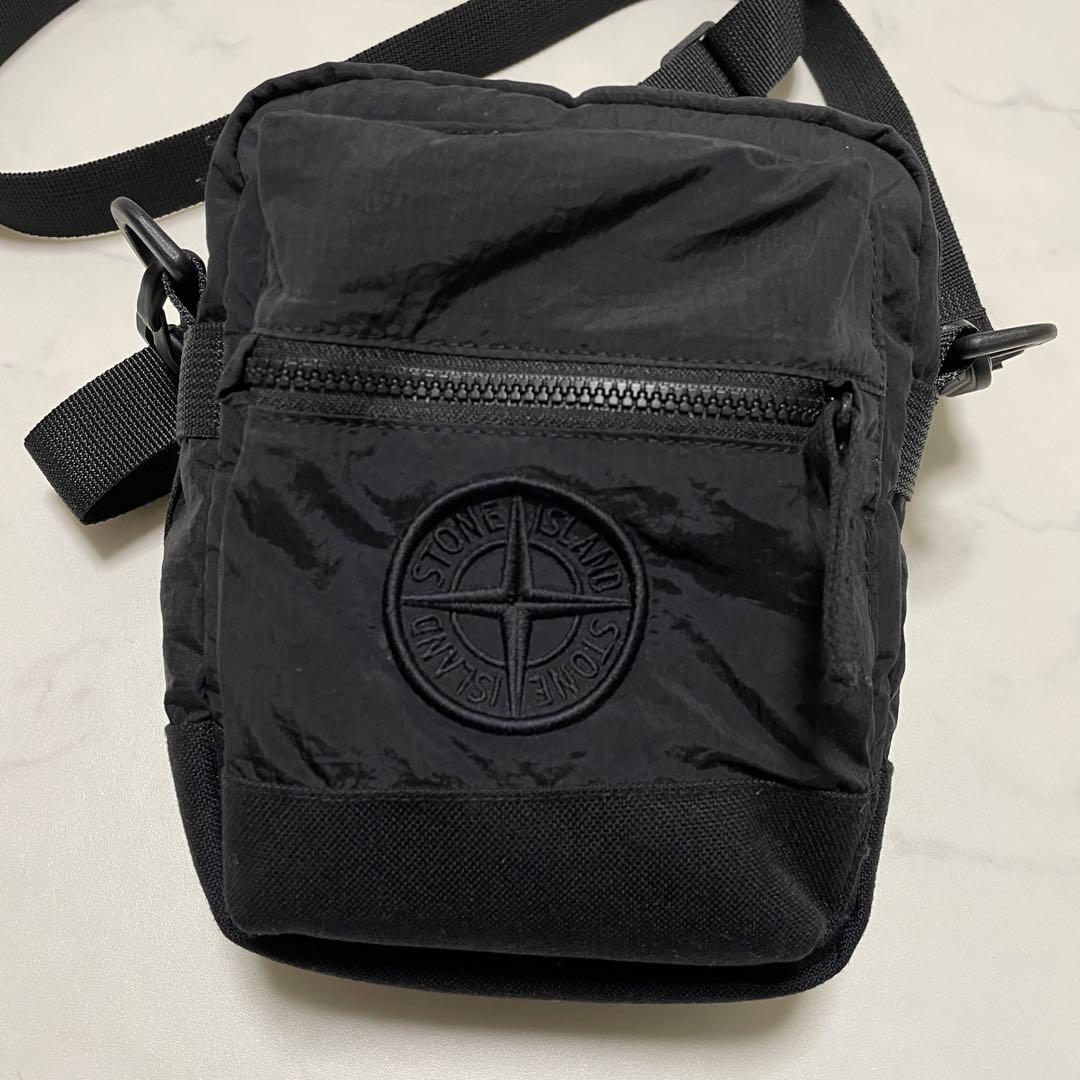STONE  ECONYLショルダーバッグ BLACK