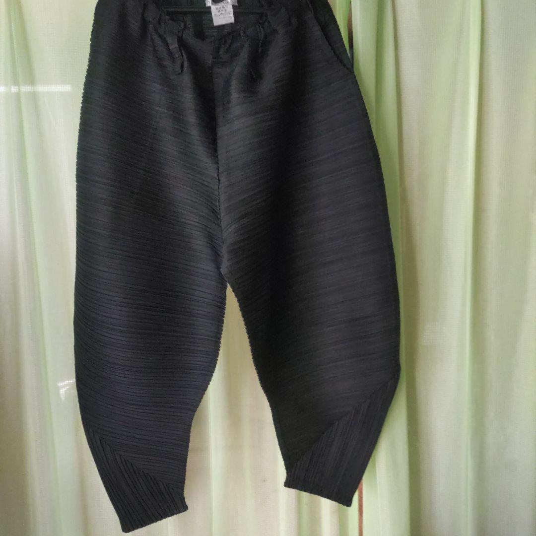 黒いサルエルパンツ ポリエステル素材