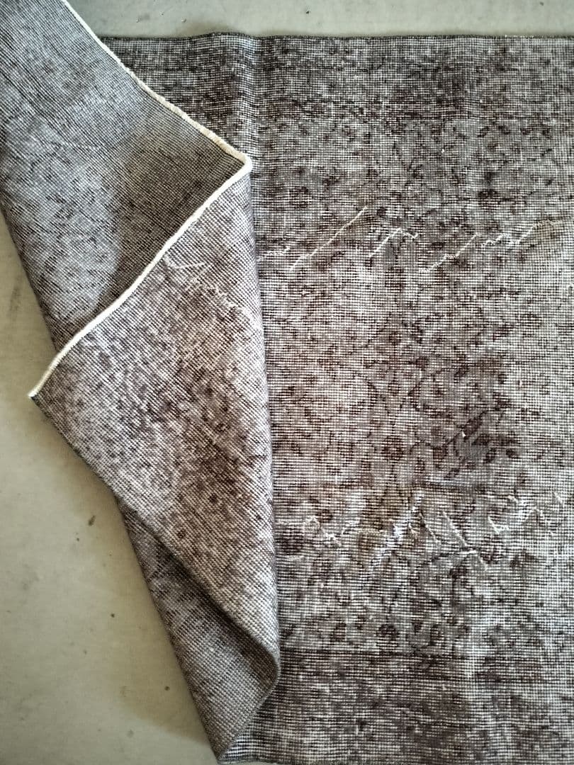 グレーのオーバーダイヴィンテージラグ　縁アリフラワー　No.683