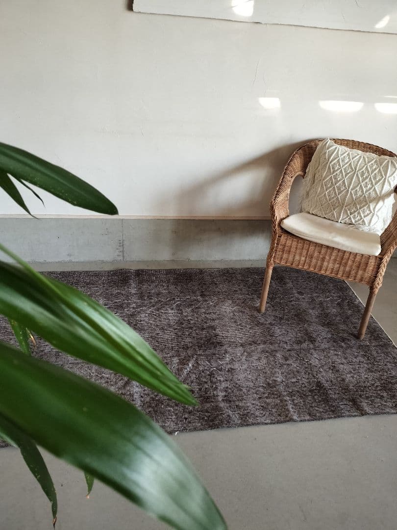 グレーのオーバーダイヴィンテージラグ　縁アリフラワー　No.683