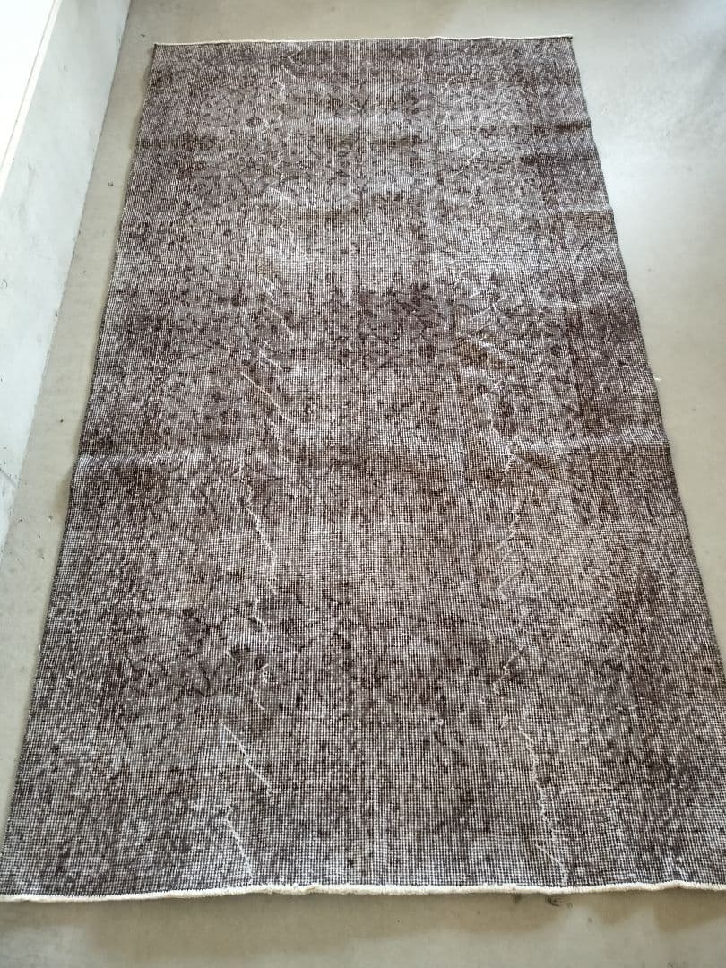 グレーのオーバーダイヴィンテージラグ　縁アリフラワー　No.683