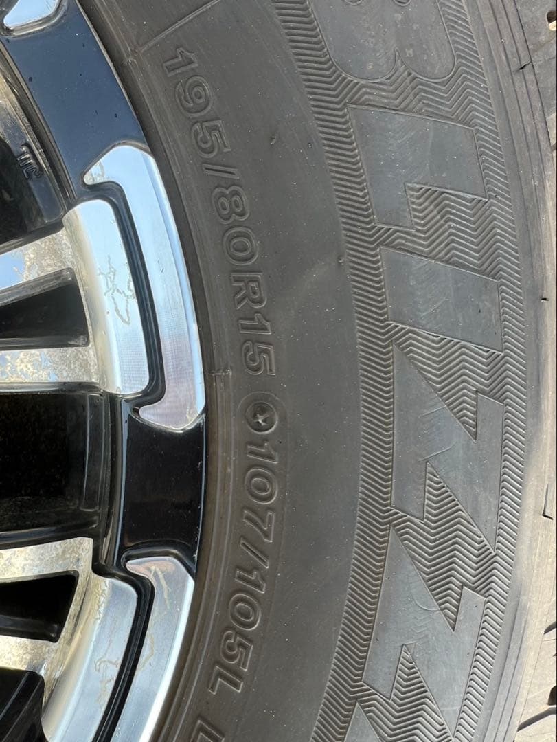 ハイエース　スタッドレスタイヤ　15インチ　①