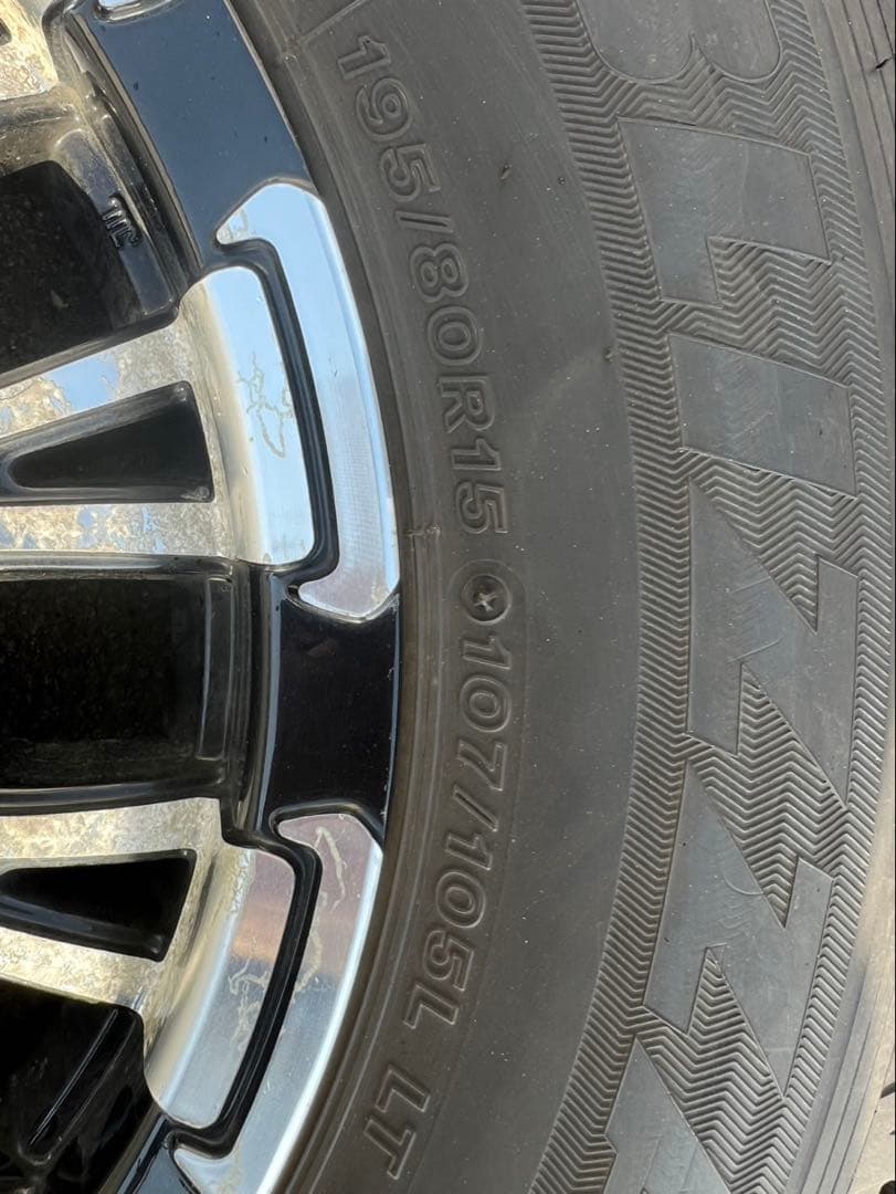 ハイエース　スタッドレスタイヤ　15インチ　①