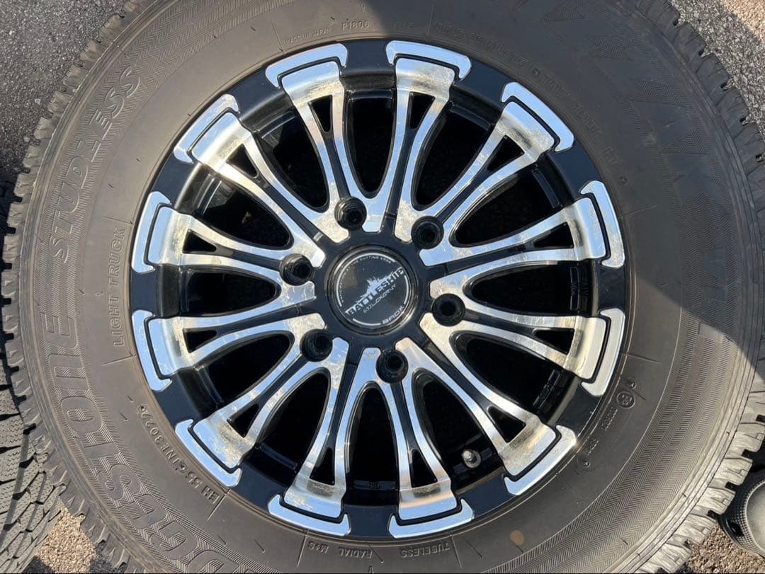 ハイエース　スタッドレスタイヤ　15インチ　①