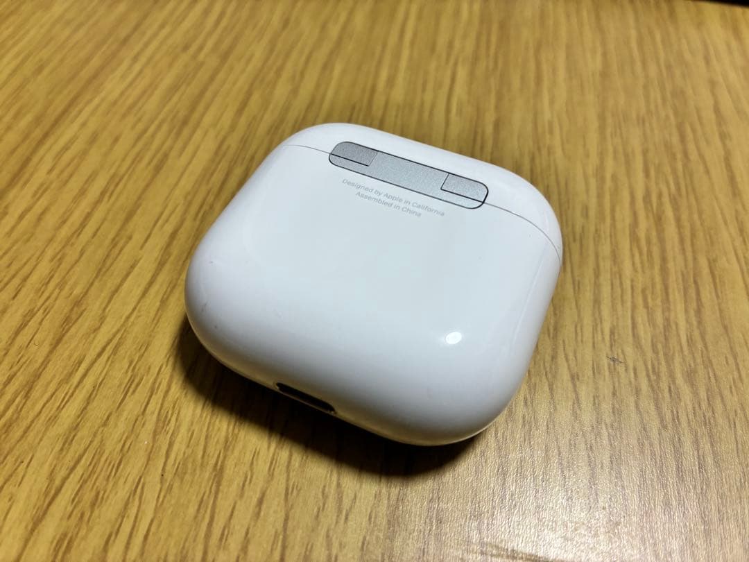 Apple AirPods 4本体 充電ケース付き　ノイズキャンセリング非搭載