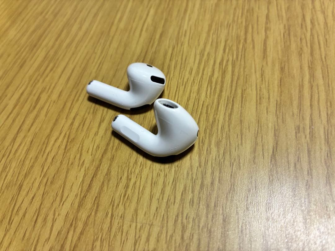 Apple AirPods 4本体 充電ケース付き　ノイズキャンセリング非搭載