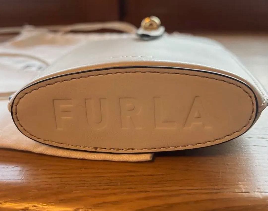 FURLA ホワイトレザーポシェット