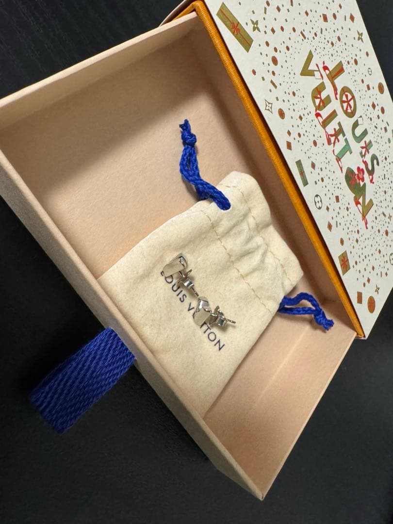 louis vuitton ピアス　エセンシャルV