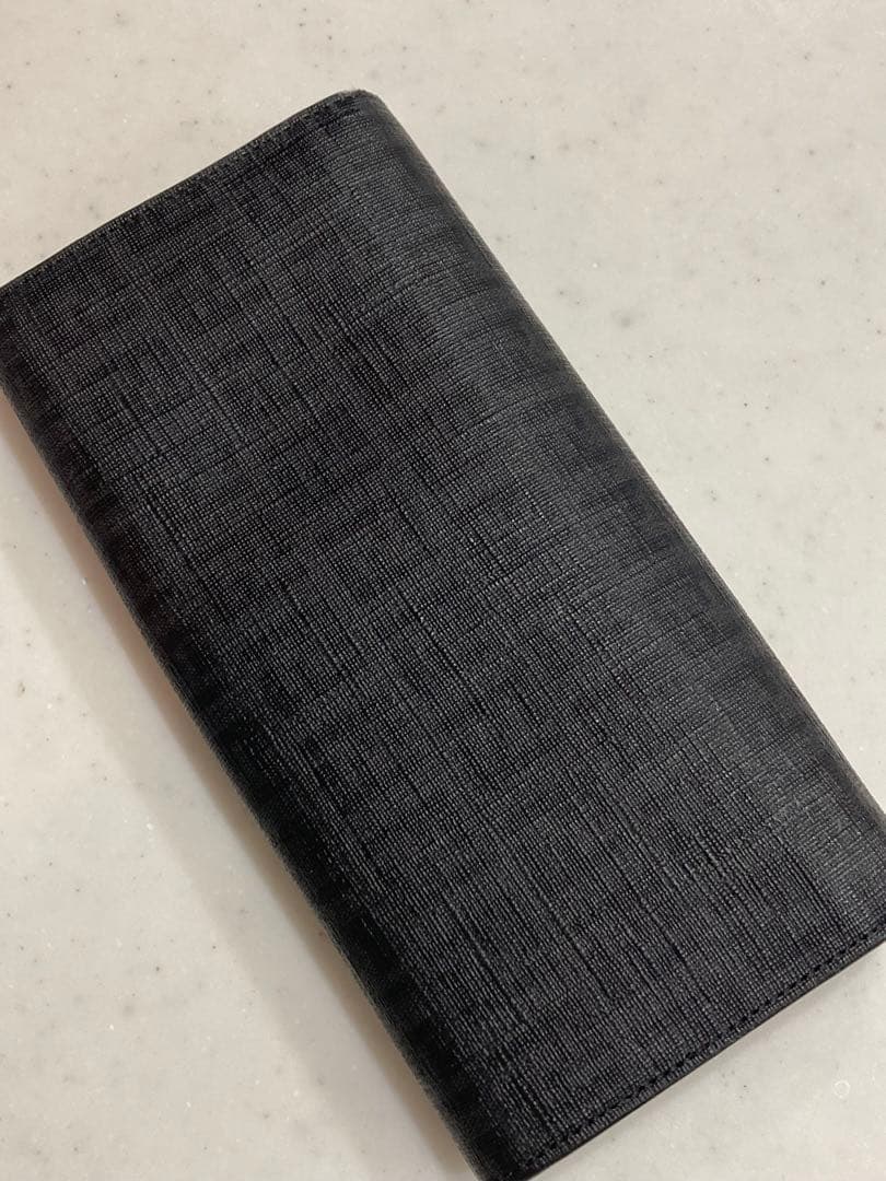 FENDIブラック 長財布 金属製ロゴプレート付き