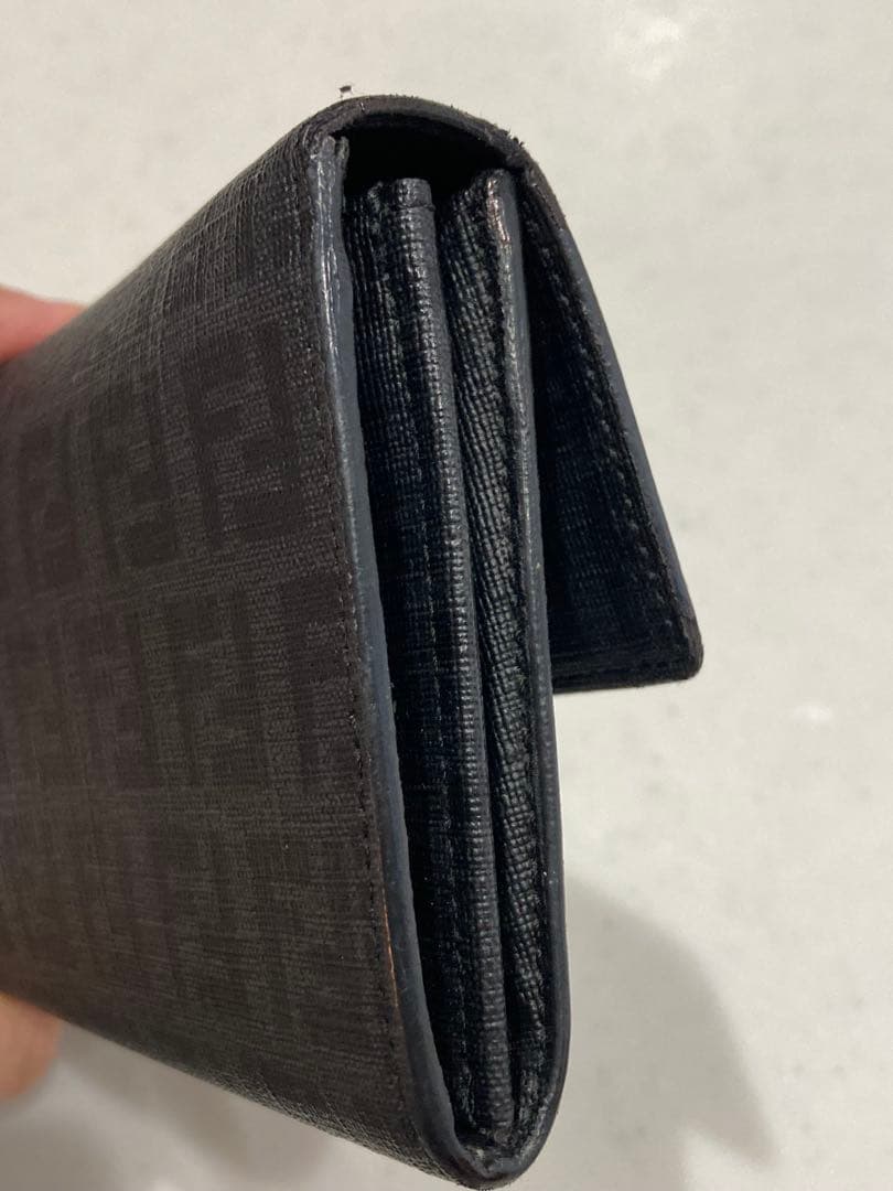 FENDIブラック 長財布 金属製ロゴプレート付き