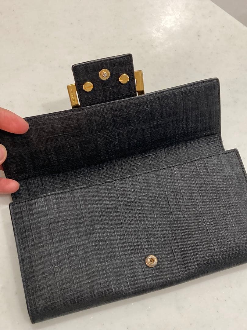 FENDIブラック 長財布 金属製ロゴプレート付き
