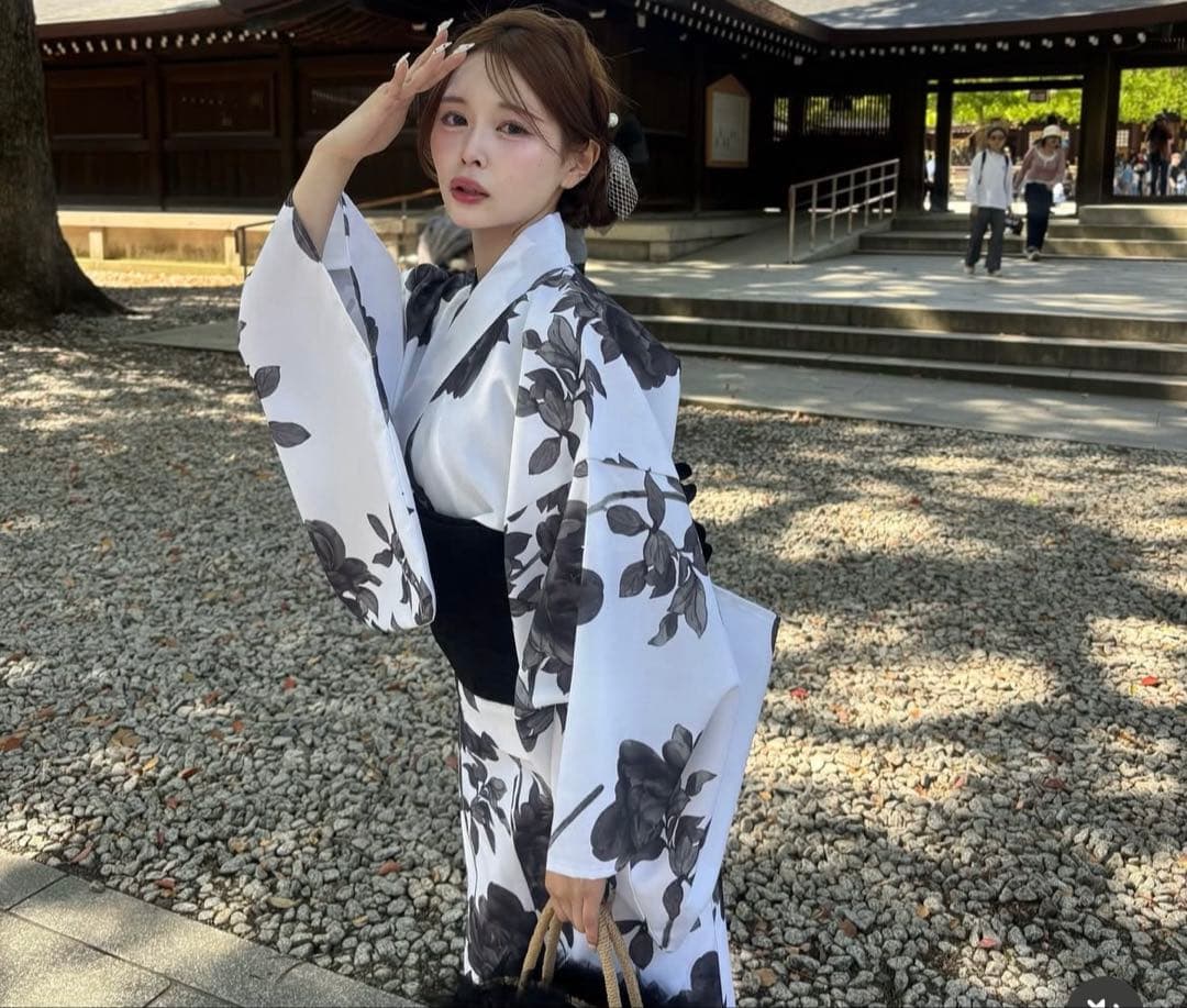 【人気完売】白黒花柄 浴衣　ナイスクラップ