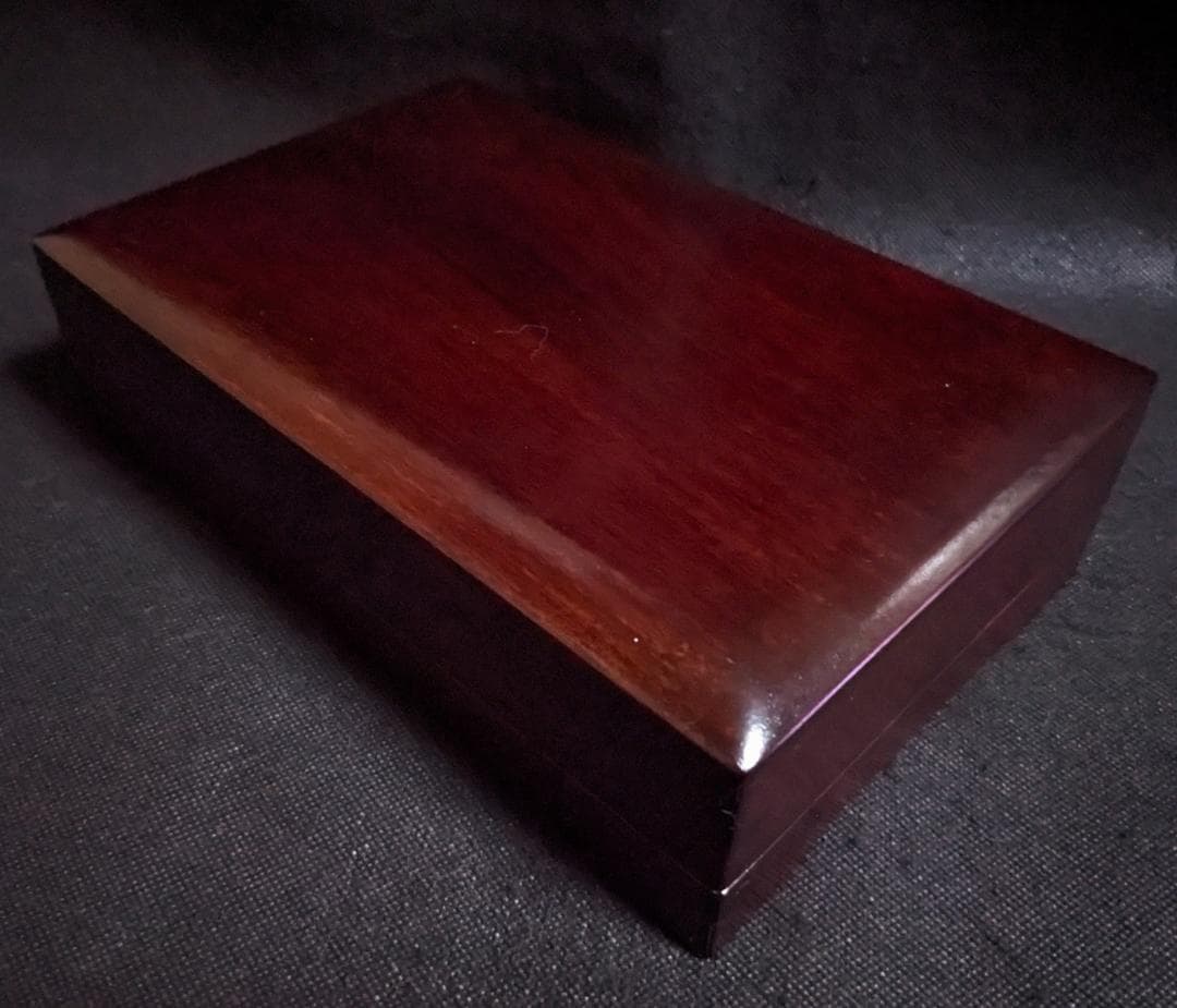 【次吉。】　　　　◆澄泥硯（鱔魚黄／約八吋長方／蘇州霊巖山／唐木箱）