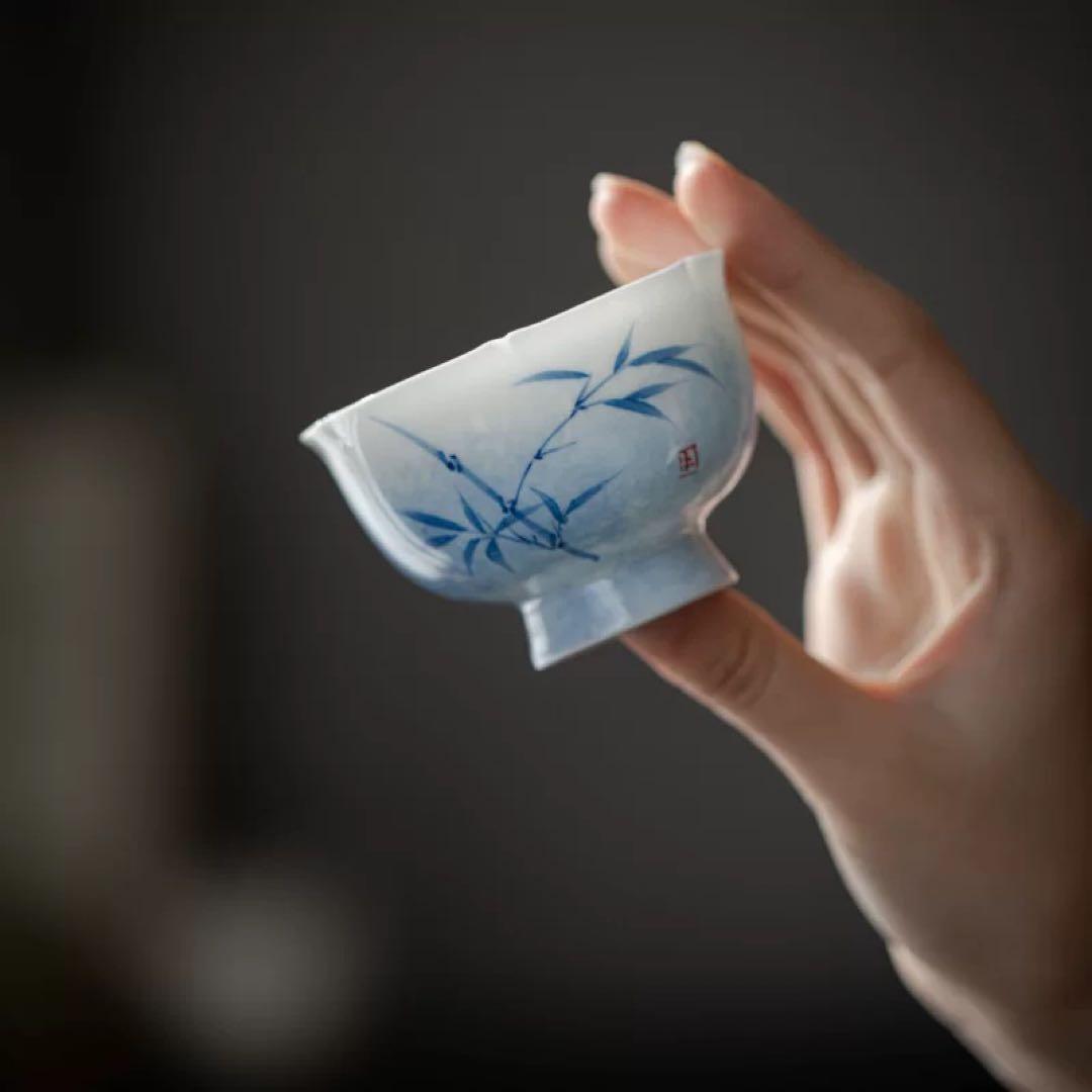 青い竹模様の陶器湯呑み