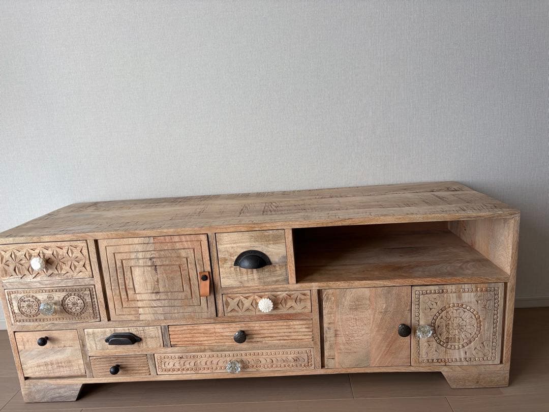 KARE 装飾的な木製テレビ台　プロ テレビボード