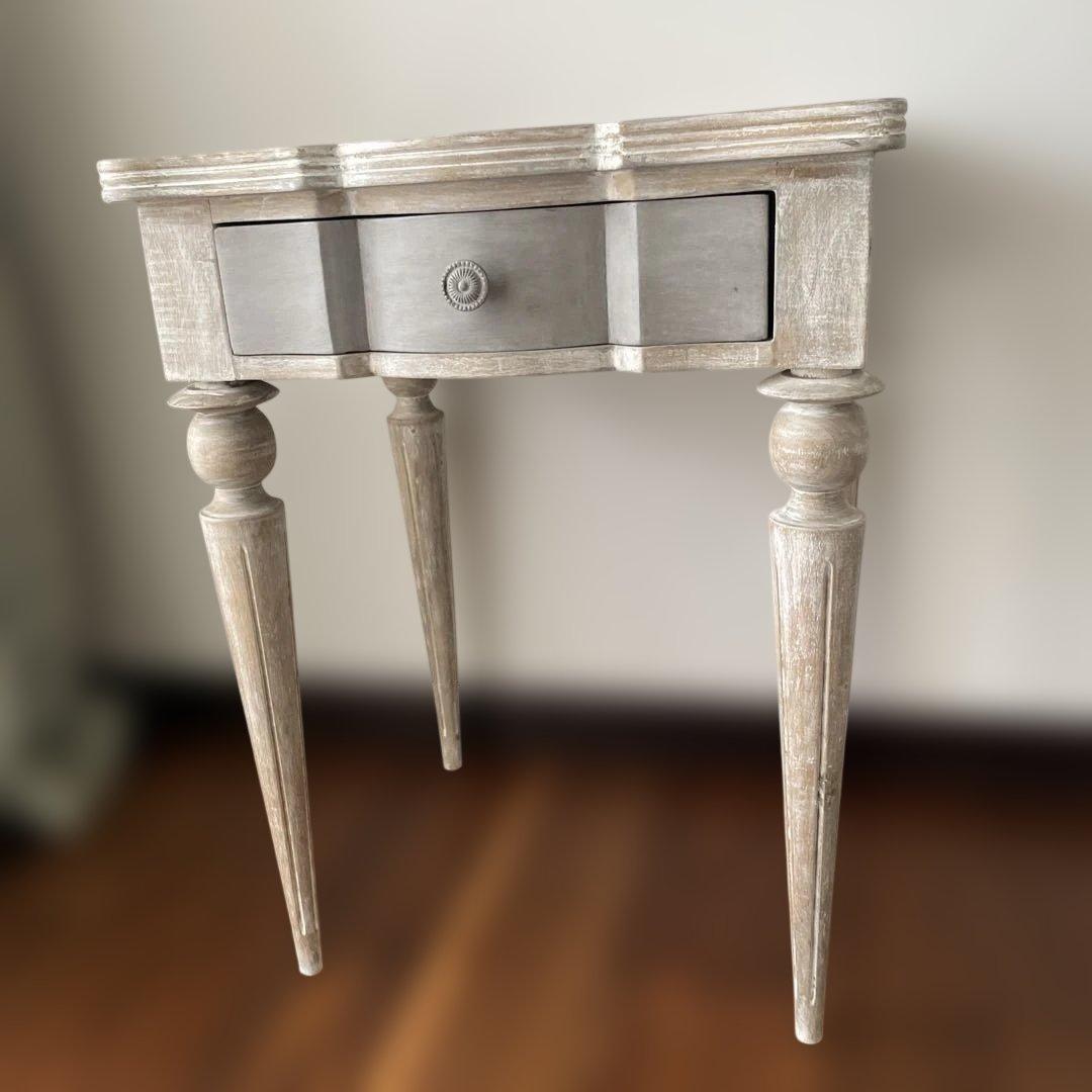 フレンチシックなサイドテーブル