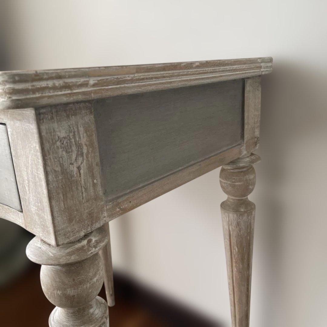 フレンチシックなサイドテーブル