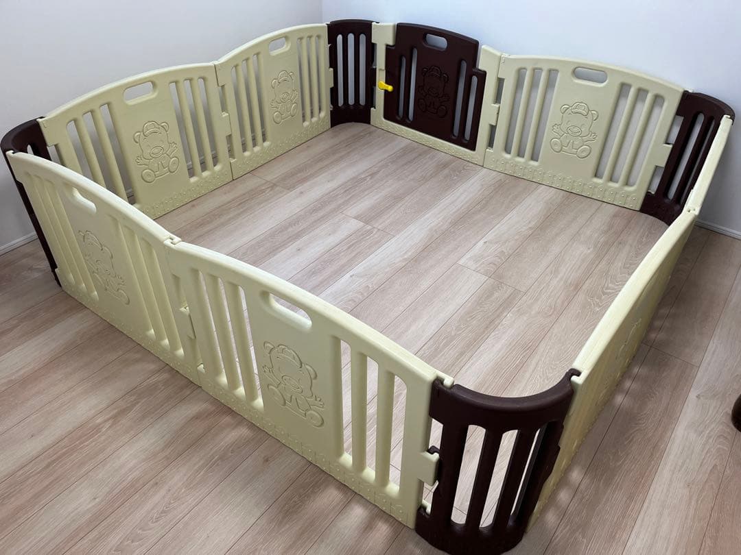 ベビーサークル　BEAR ZONE 8枚扉付き