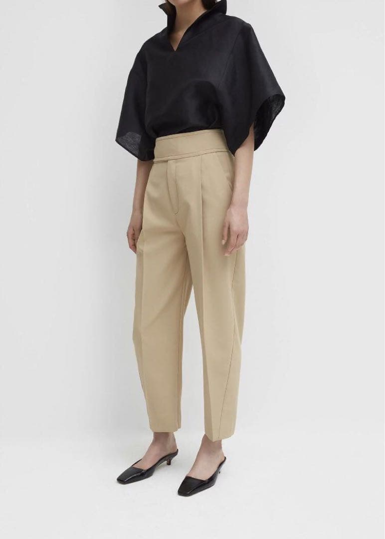 トーテム　TOTEME タック入り　チノパン　スラックス　カジュアル　綺麗め