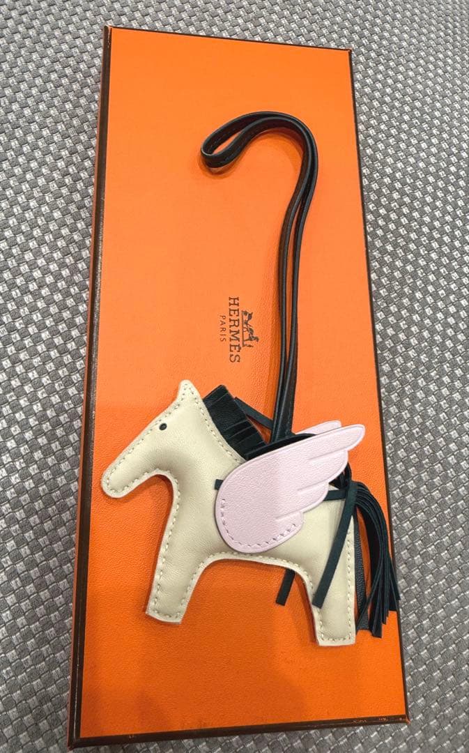 【希少品】　HERMES ペガサス型チャーム ホワイト/ピンク　PM エルメス