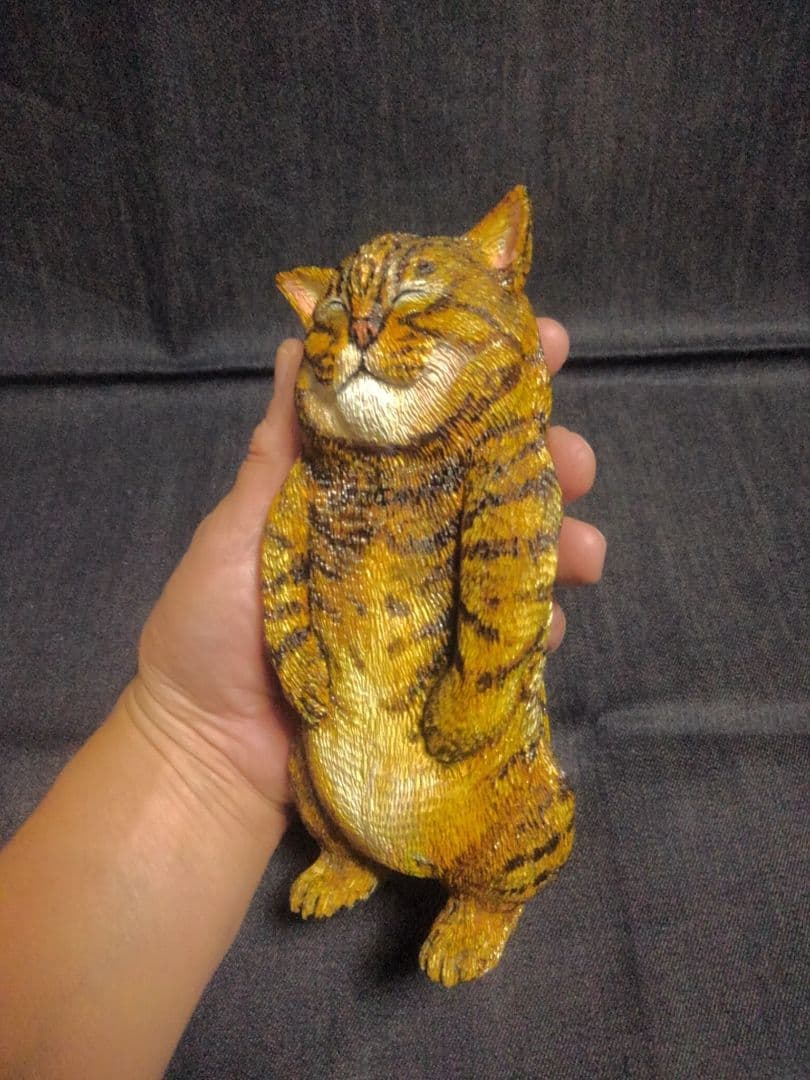 木彫りのキジトラ猫