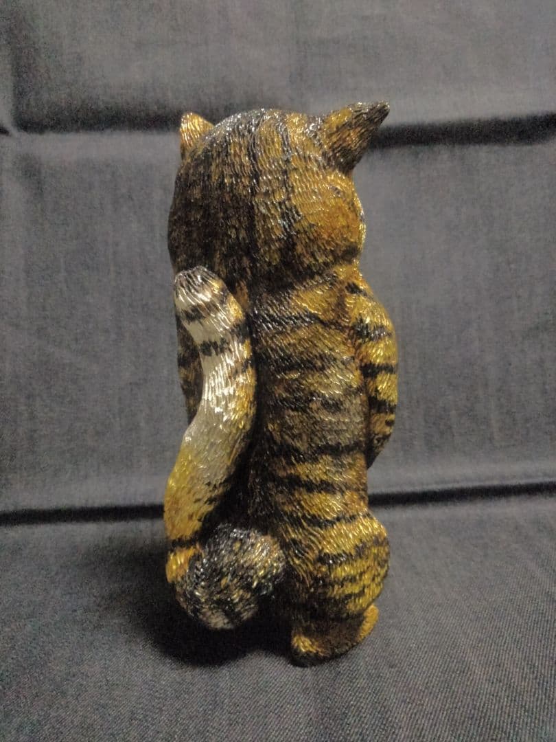 木彫りのキジトラ猫