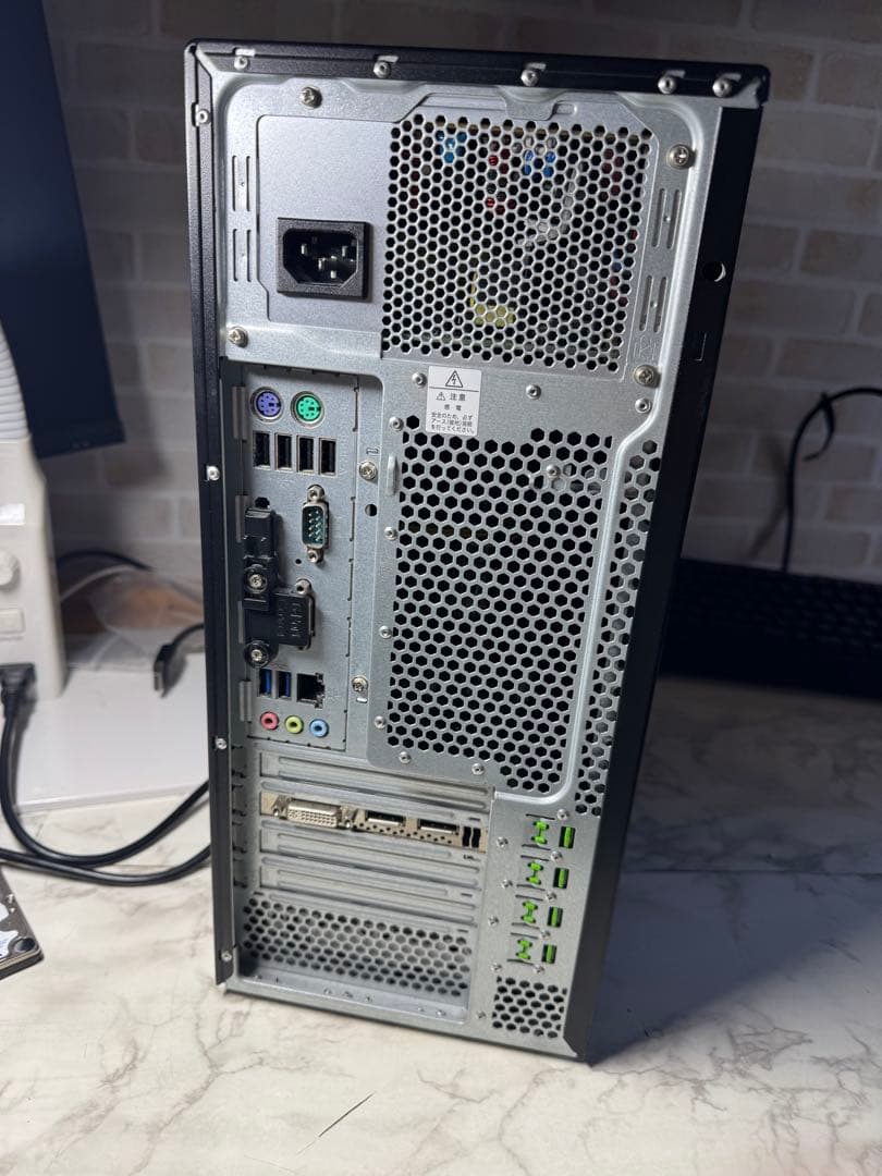富士通　CELSIUS タワー型デスクトップPC