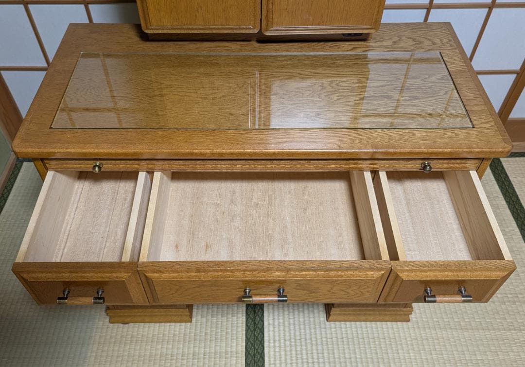 レトロな三面鏡の木製 化粧台・ドレッサー コンセント付き