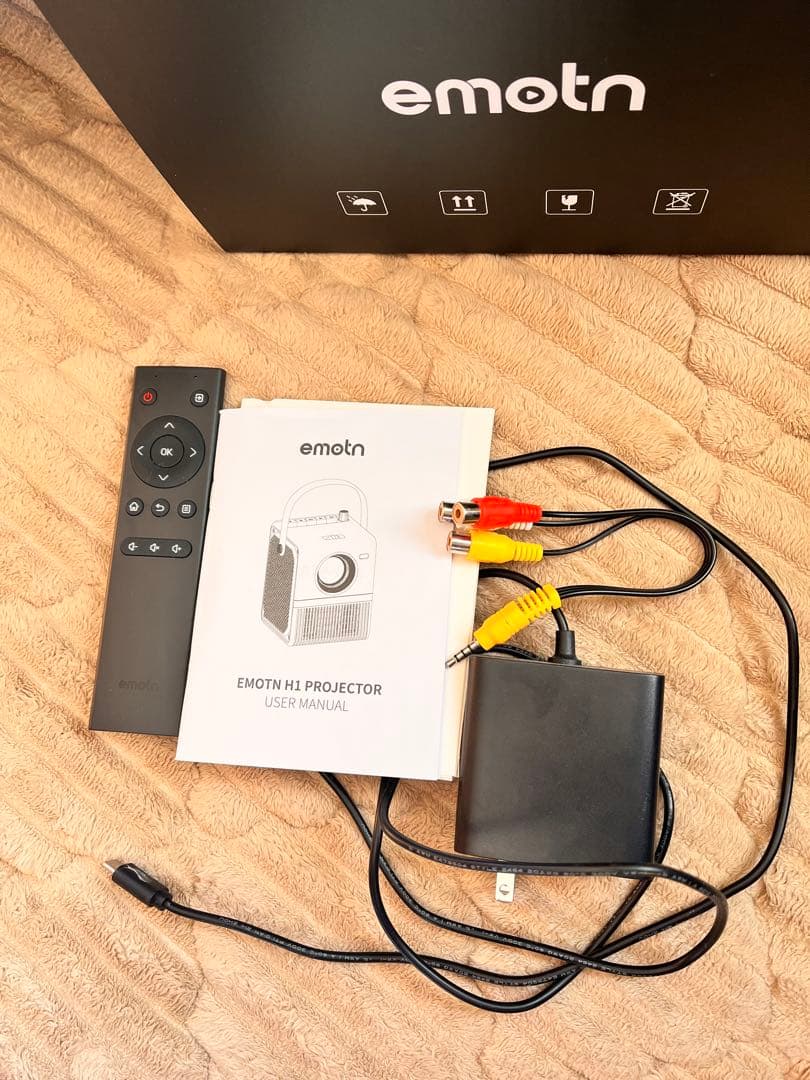 emotn プロジェクター 本体 クリーム色