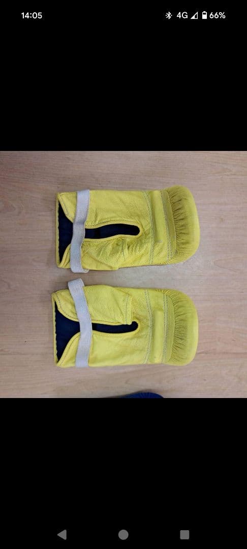 Winning ウイニング グローブ パンチング　赤　黄色