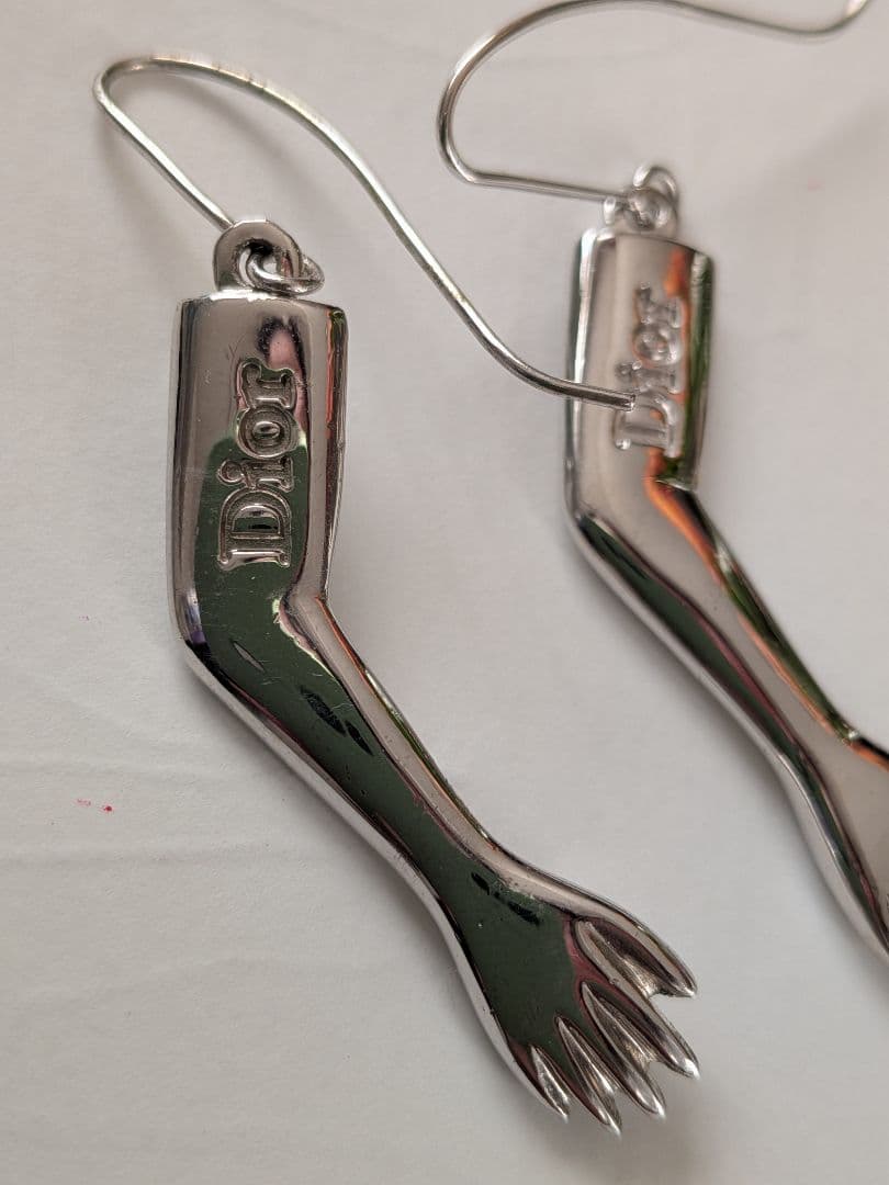 Dior アーム型ピアス