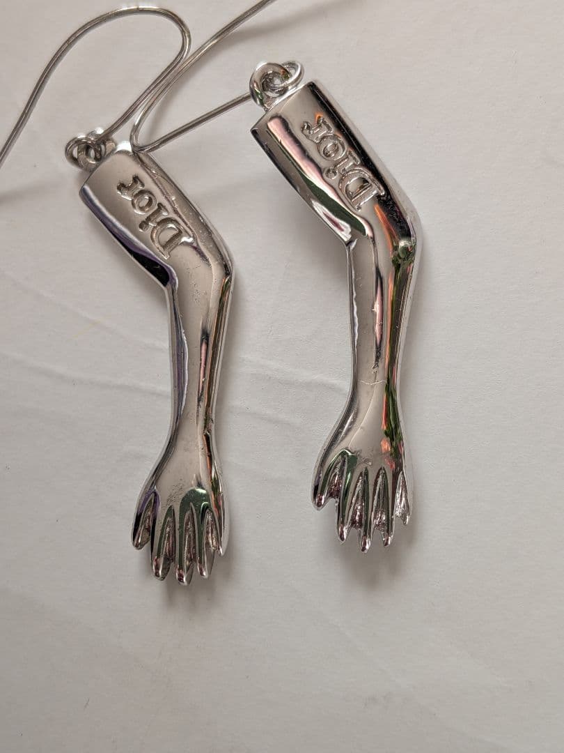 Dior アーム型ピアス