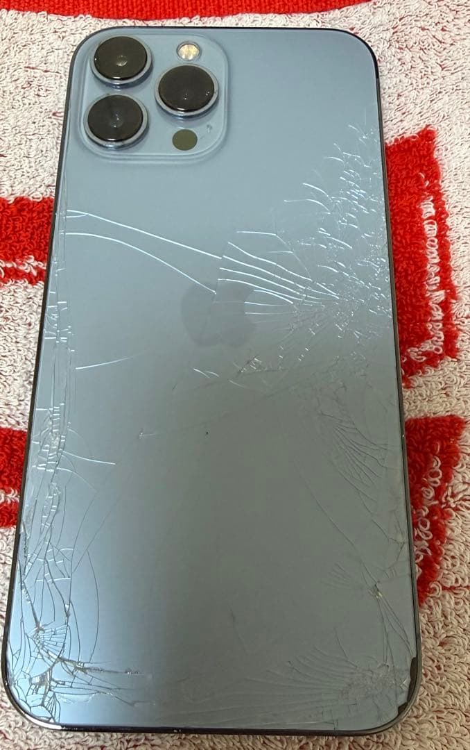 iPhone 13 ProMax シエラブルー 本体 背面ひび割れ