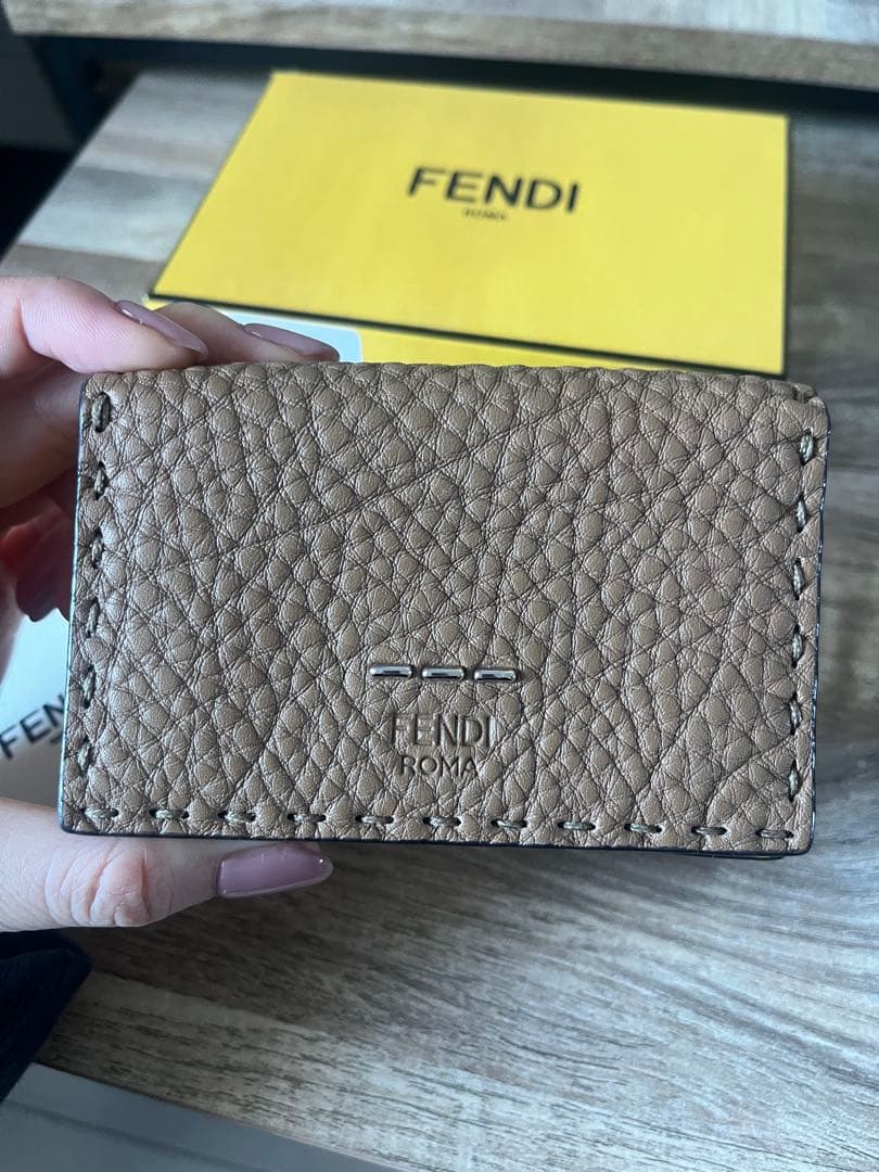 【美品】FENDI ベージュ レザー 名刺入れ