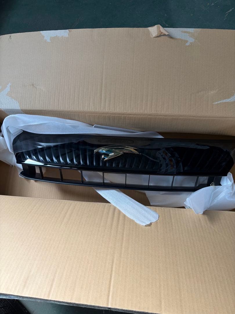 新品同様！トヨタ　ハリアー60系　フロントグリル