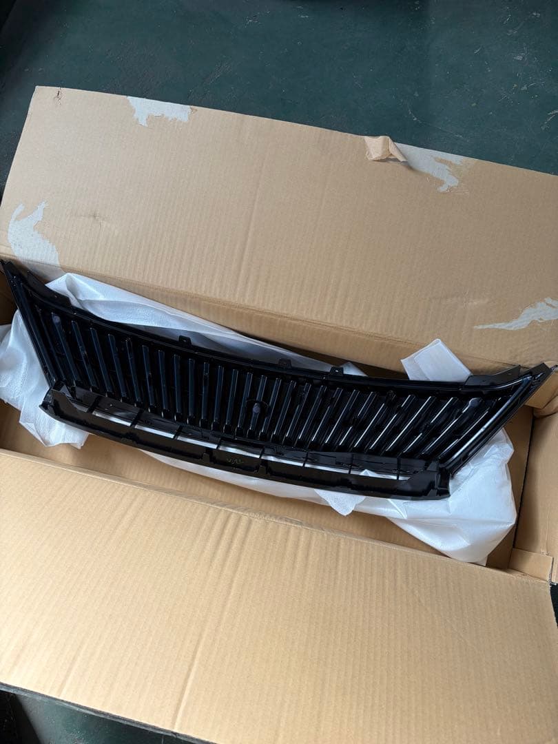 新品同様！トヨタ　ハリアー60系　フロントグリル