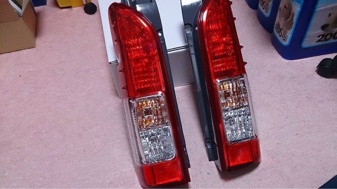 ハイエースワゴン純正テール　新車外し