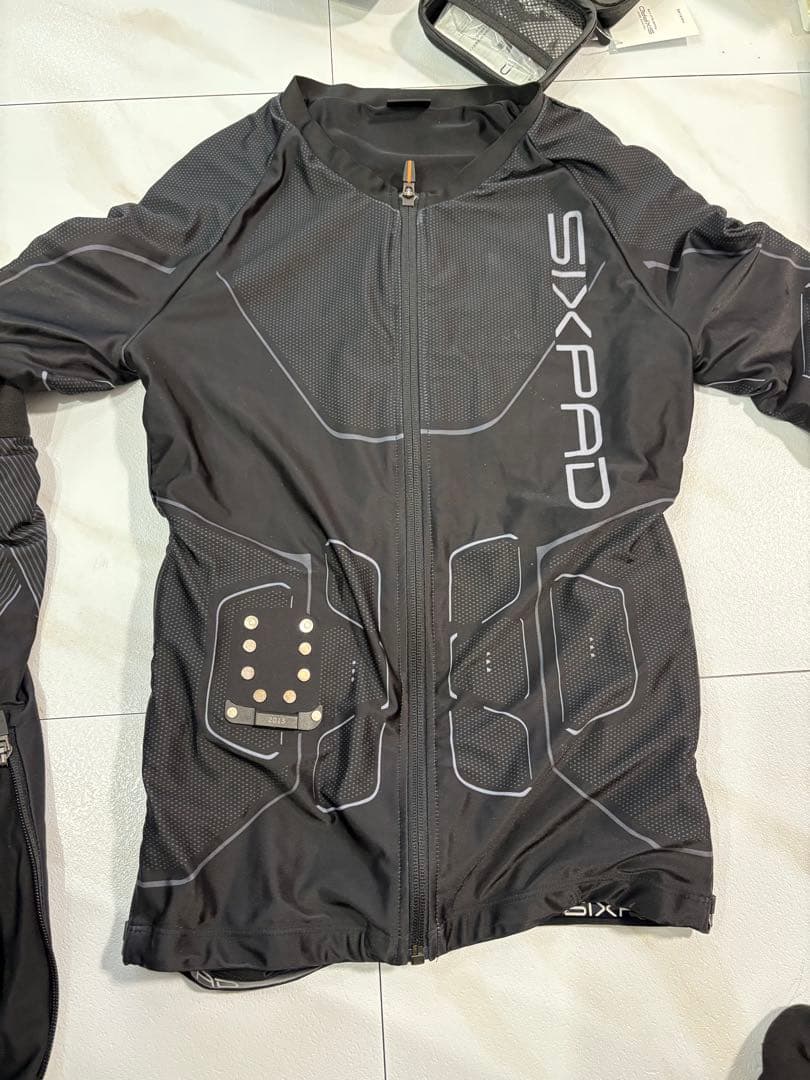 セ*レ様 正規品 SIXPAD Mサイズ メンズ パワースーツ 上下セット シッ