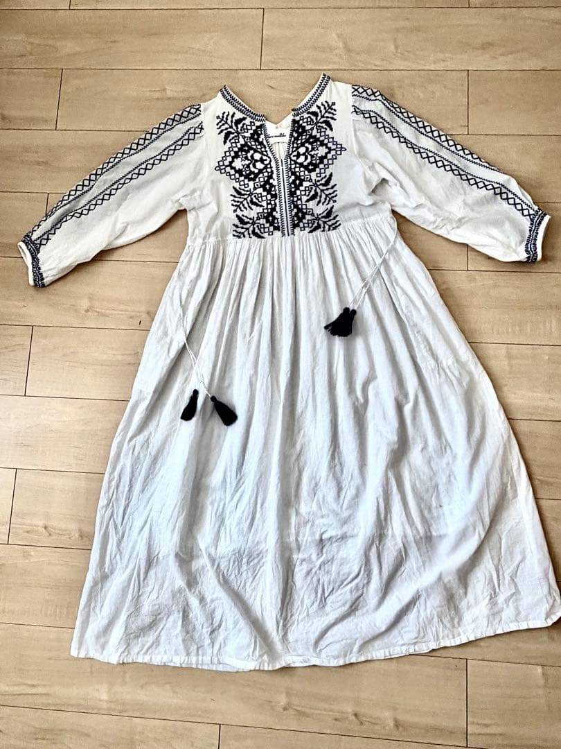 サラマリカ　刺繍入りホワイト長袖シャツワンピース