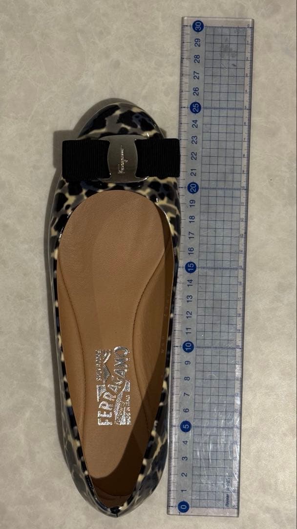 Ferragamo ヒョウ柄 フラットシューズ