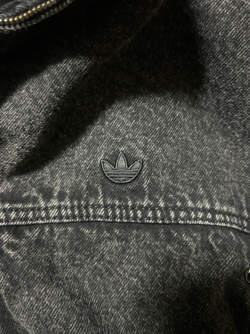 adidas ダークグレー デニムジャケット