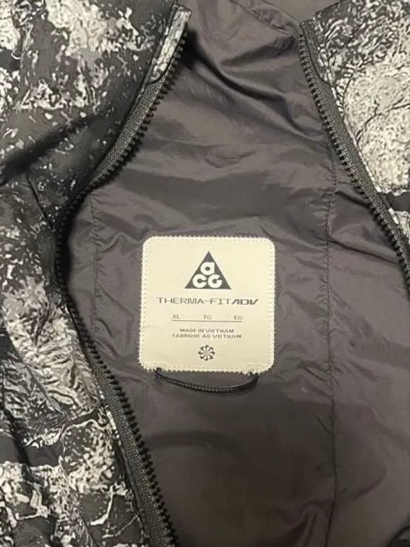 ナイキACG ダウンジャケット　迷彩柄 プリマロフト 美品　ドローコード付き