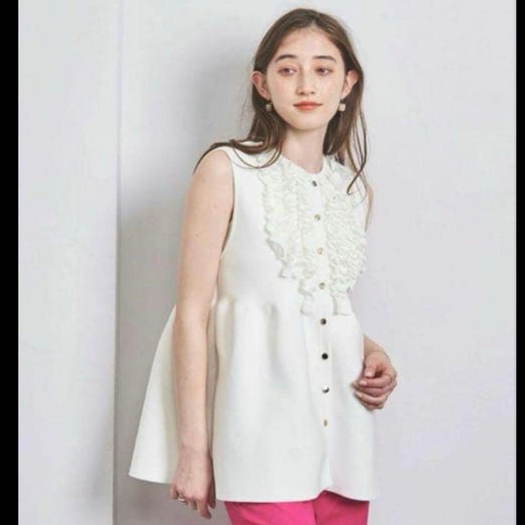 フリル付きホワイトノースリーブベスト