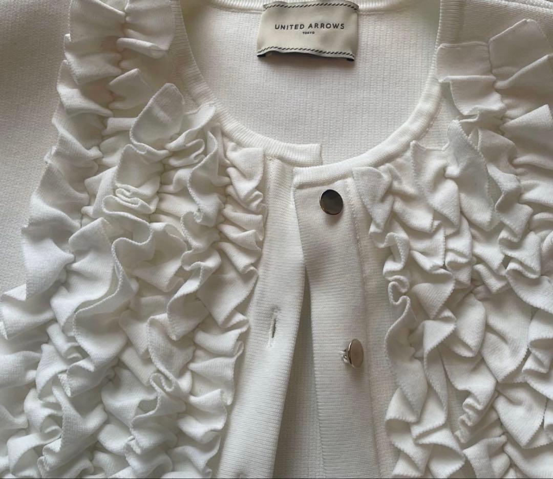 フリル付きホワイトノースリーブベスト